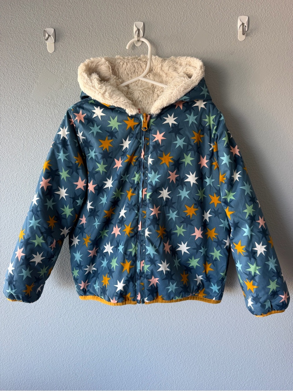 Hanna Andersson blue stars print cream faux fur lined reversible coat size 110 5